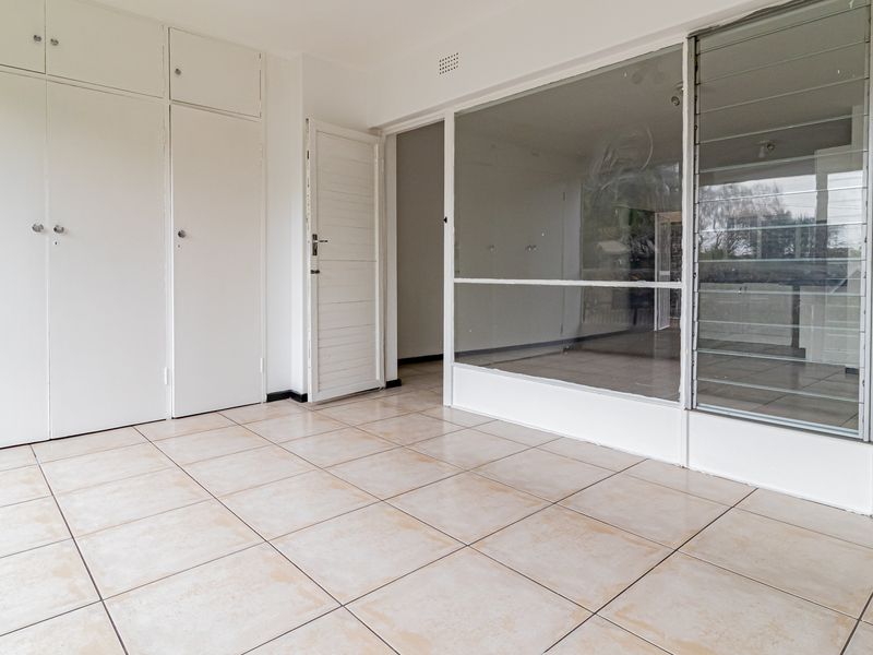 Move-In Ready 1 Bed Batchelor Apartment with Pool & Lock-Up-And-Go Convenience! - Photo 10