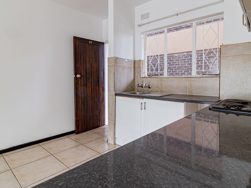 Move-In Ready 1 Bed Batchelor Apartment with Pool & Lock-Up-And-Go Convenience! - Photo 2