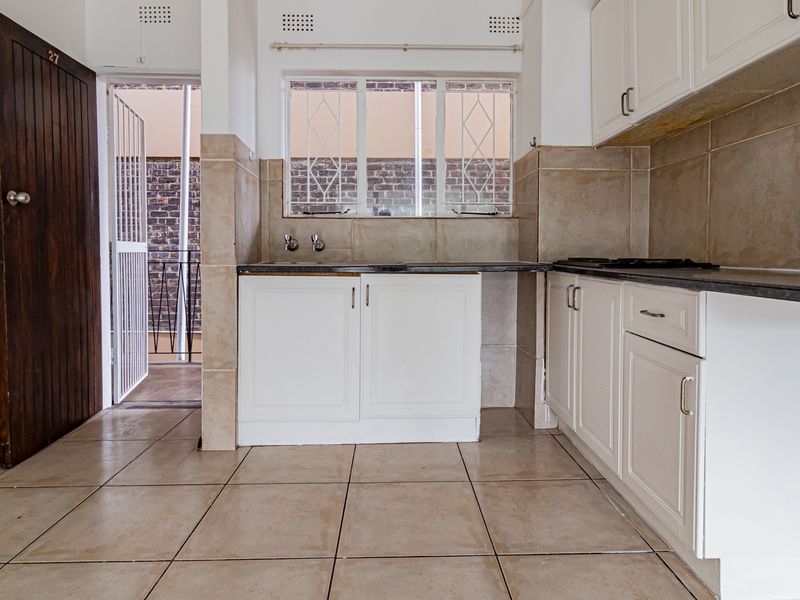 Move-In Ready 1 Bed Batchelor Apartment with Pool & Lock-Up-And-Go Convenience! - Photo 3