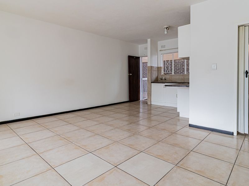 Move-In Ready 1 Bed Batchelor Apartment with Pool & Lock-Up-And-Go Convenience! - Photo 5