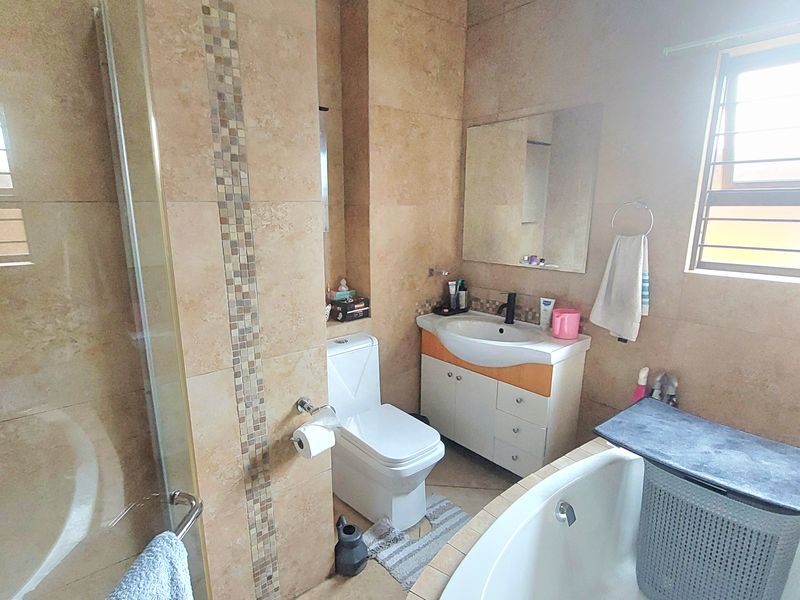 Beautiful, Modern and Move in Ready! - Photo 8