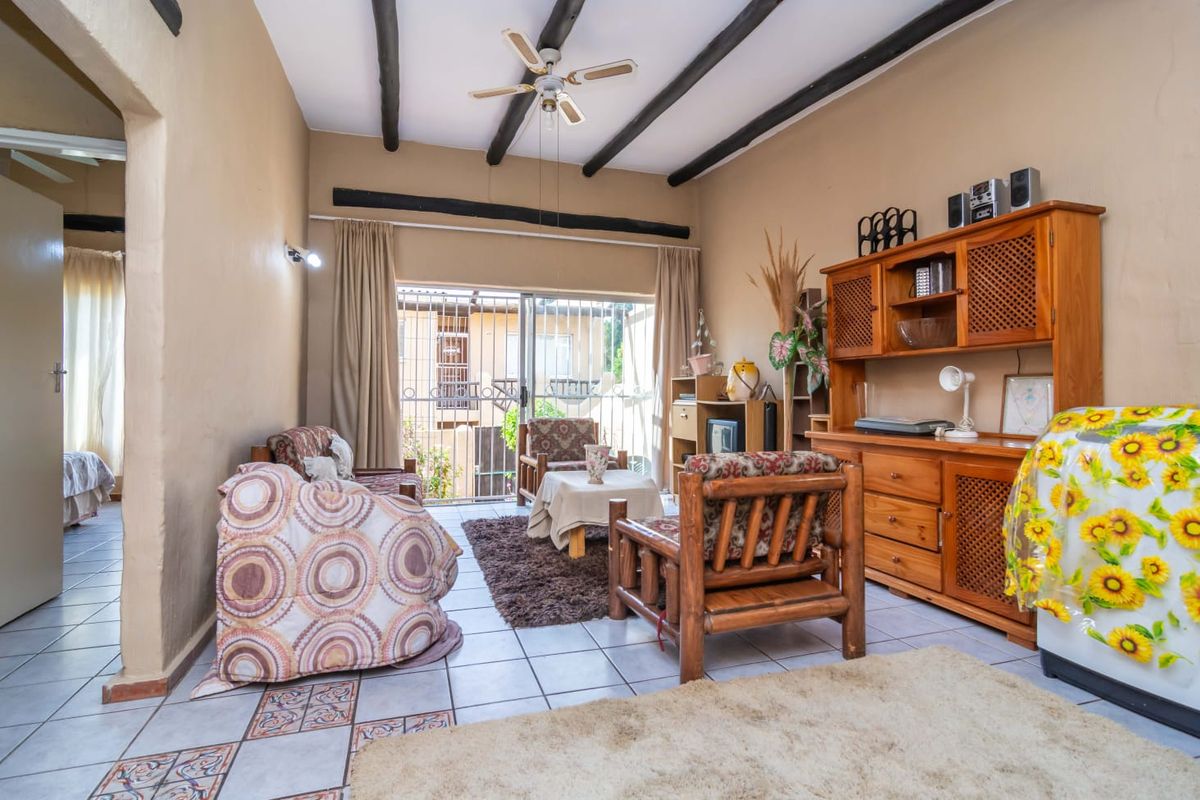 Charming and Spacious Simplex in Penny Lane, Roodekrans - Photo 3