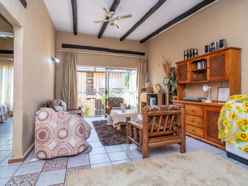 Charming and Spacious Simplex in Penny Lane, Roodekrans - Photo 3