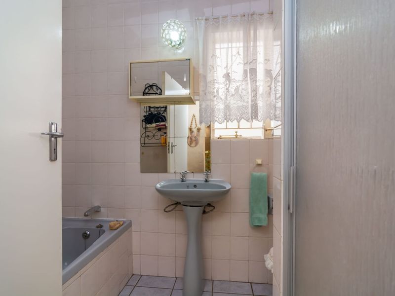 Charming and Spacious Simplex in Penny Lane, Roodekrans - Photo 10