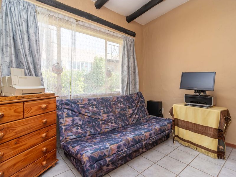 Charming and Spacious Simplex in Penny Lane, Roodekrans - Photo 9