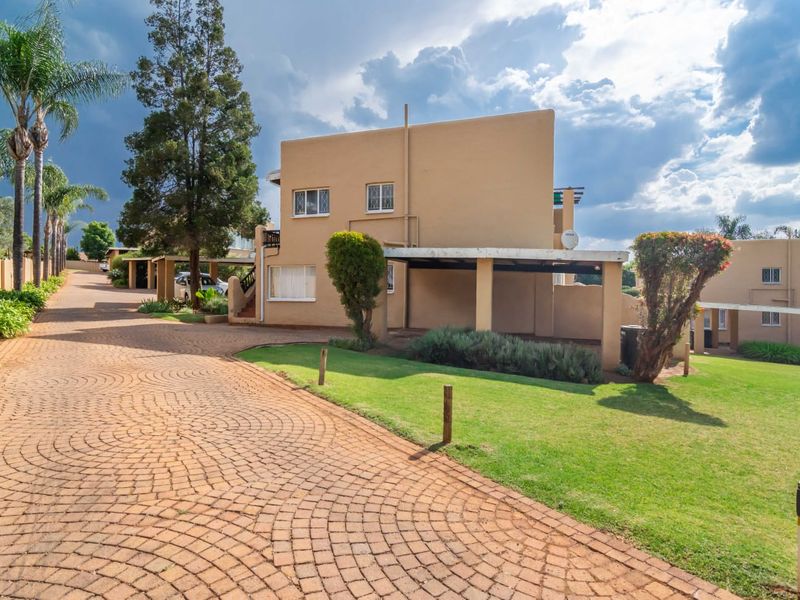 Charming and Spacious Simplex in Penny Lane, Roodekrans - Photo 2