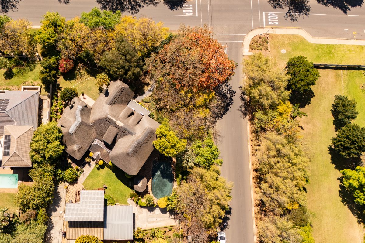 Exceptional Family Living in Prestigious Langerug - Photo 2