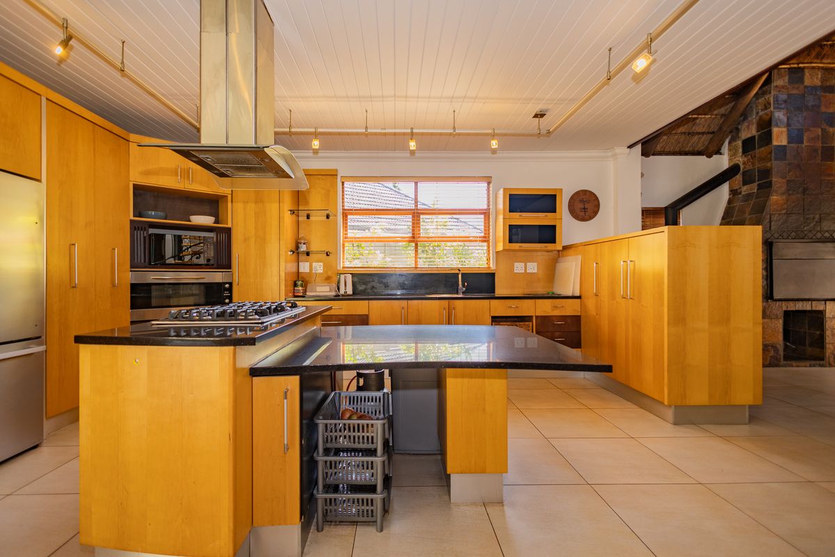 Exceptional Family Living in Prestigious Langerug - Photo 4