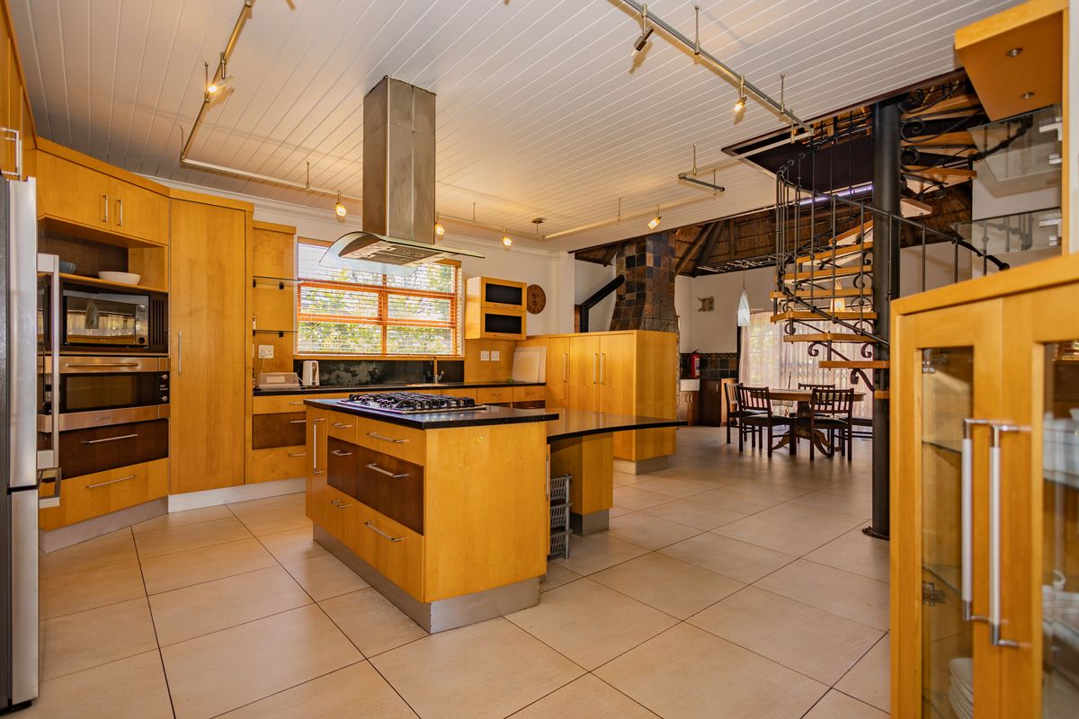 Exceptional Family Living in Prestigious Langerug - Photo 3