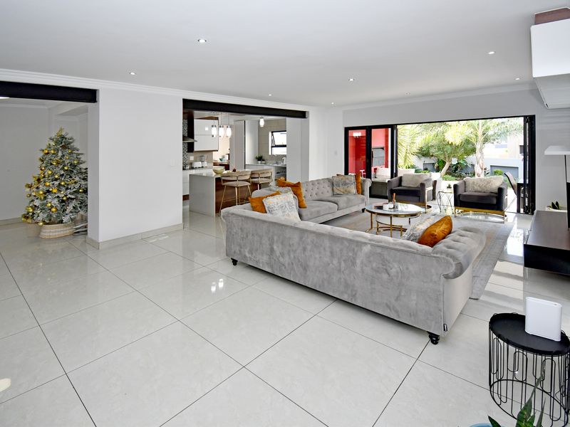 Spacious Double Storey Family Home with Approved Expansion Plans in Copperleaf Golf Estate - Photo 10