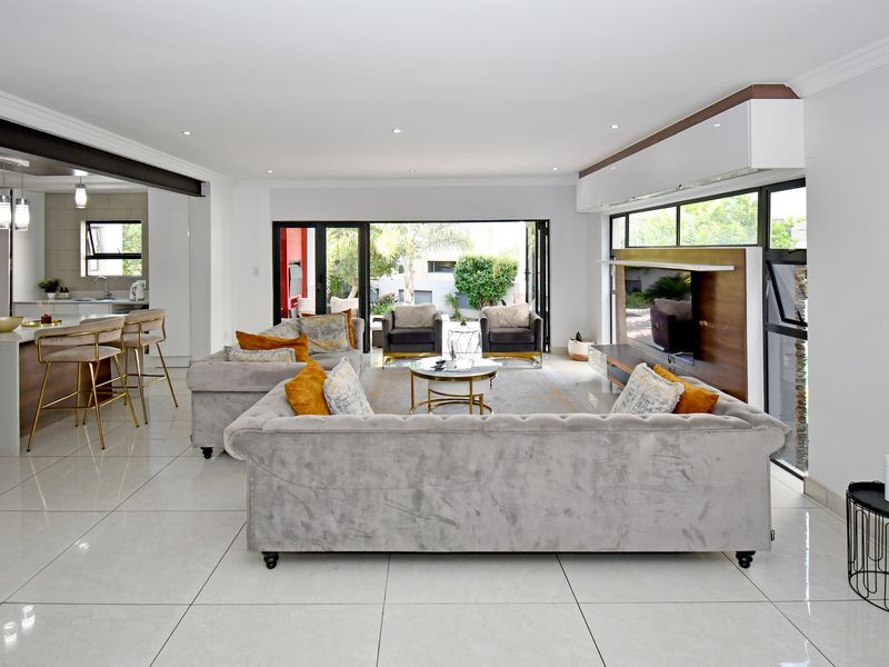 Spacious Double Storey Family Home with Approved Expansion Plans in Copperleaf Golf Estate - Photo 9