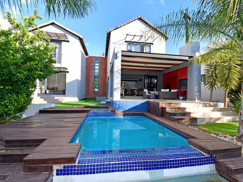 Spacious Double Storey Family Home with Approved Expansion Plans in Copperleaf Golf Estate - Photo 1