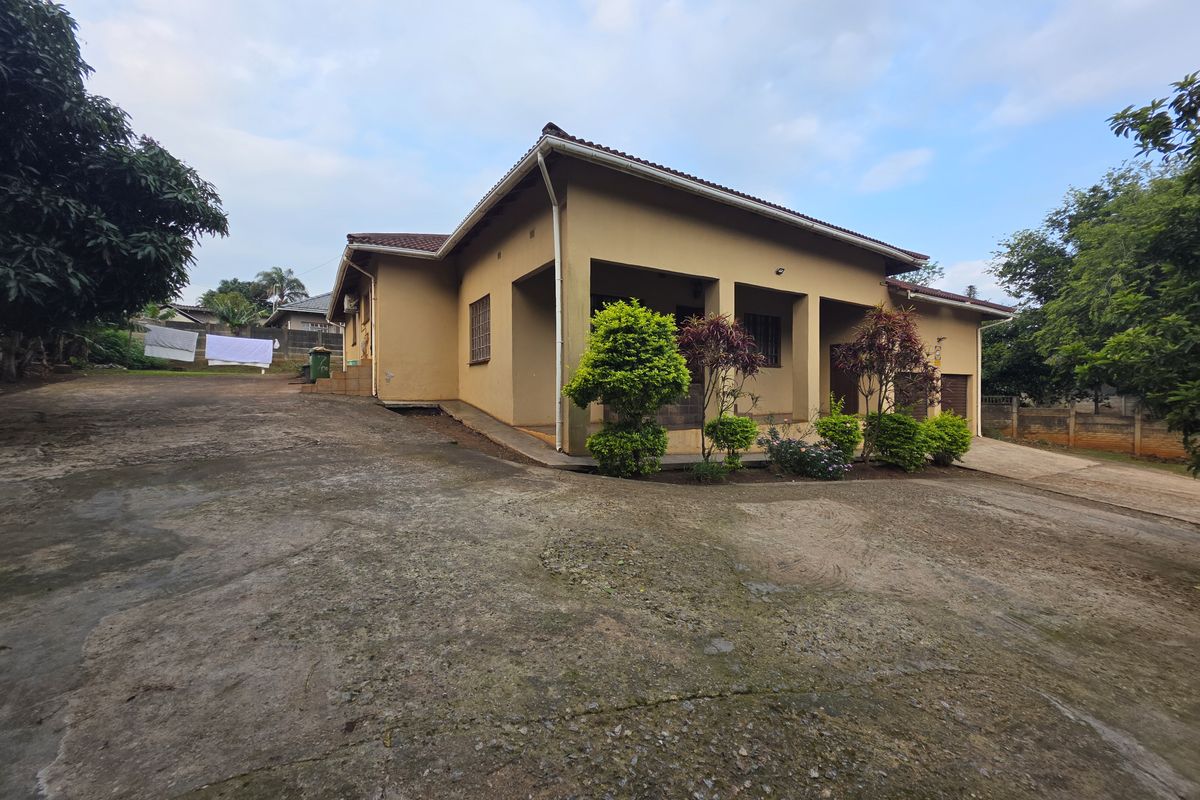 Spacious 4-Bedroom Family Home in a Quiet, Convenient Location - Photo 3