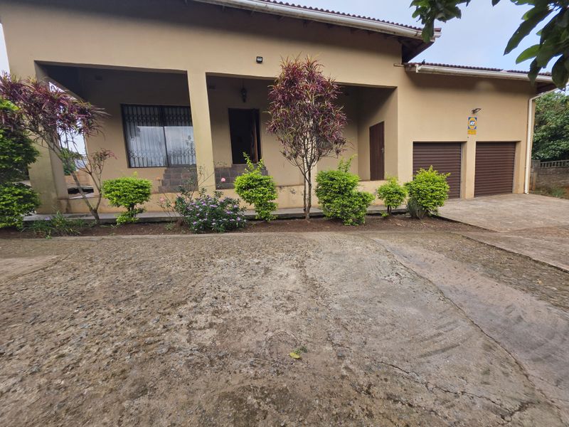 Spacious 4-Bedroom Family Home in a Quiet, Convenient Location - Photo 2