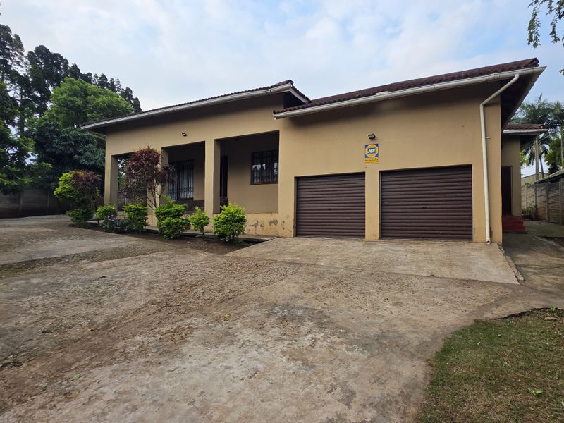 Spacious 4-Bedroom Family Home in a Quiet, Convenient Location - Photo 1