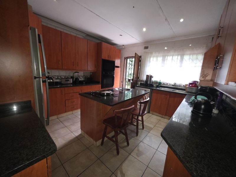Spacious 4-Bedroom Family Home in a Quiet, Convenient Location - Photo 7