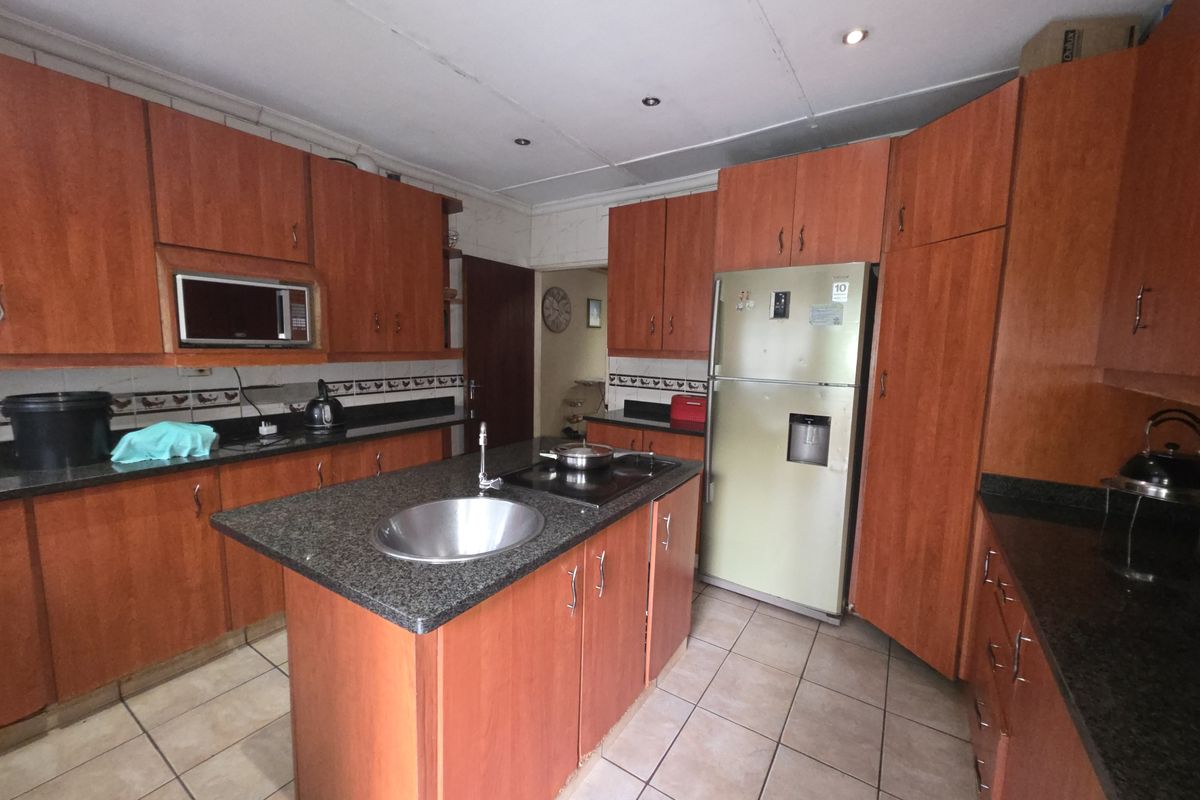Spacious 4-Bedroom Family Home in a Quiet, Convenient Location - Photo 4