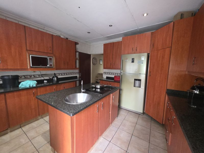 Spacious 4-Bedroom Family Home in a Quiet, Convenient Location - Photo 4