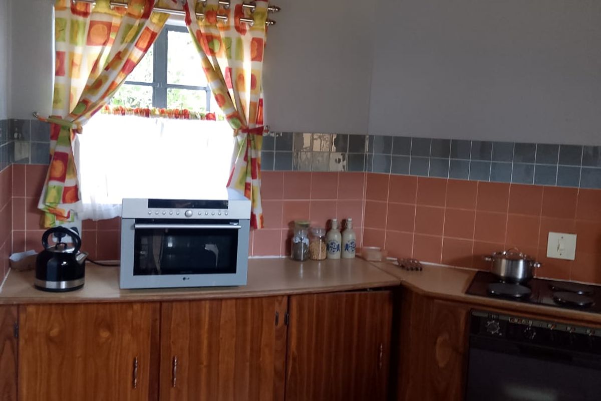 Massive yard family home - Photo 4