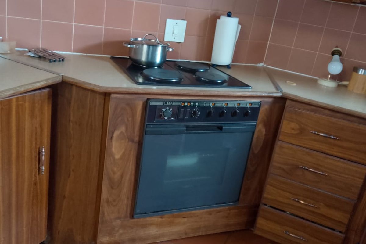 Massive yard family home - Photo 3