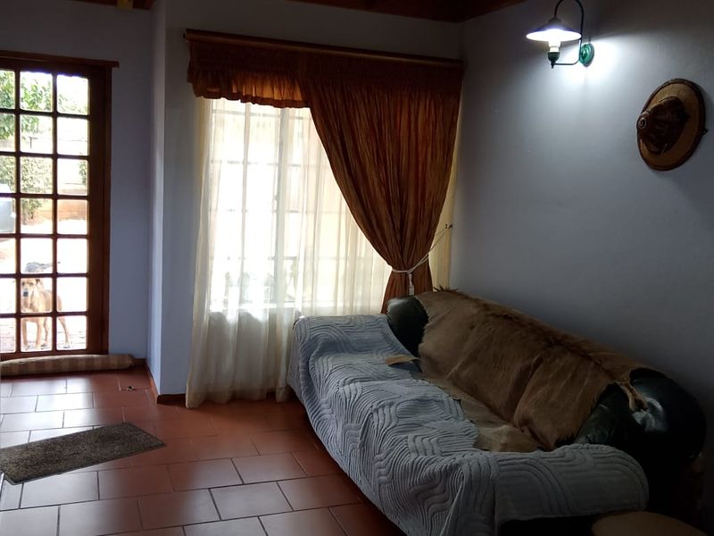 Massive yard family home - Photo 6