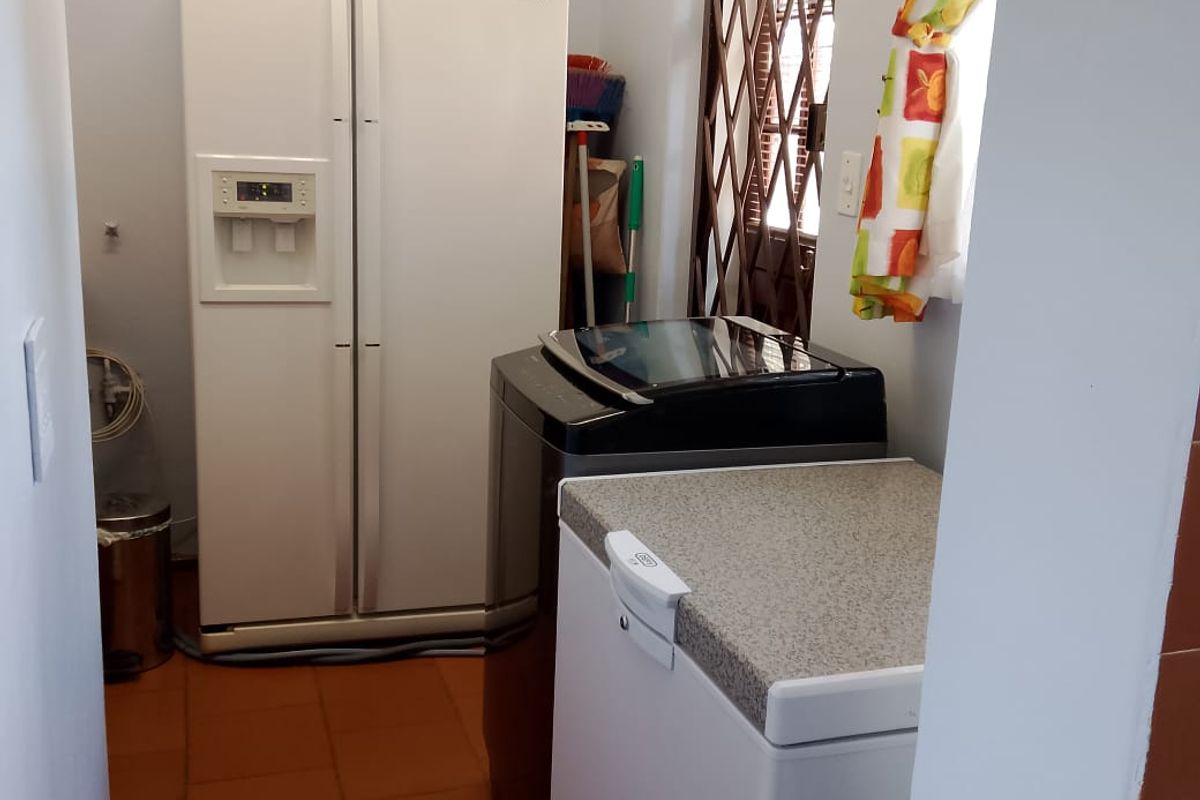 Massive yard family home - Photo 5