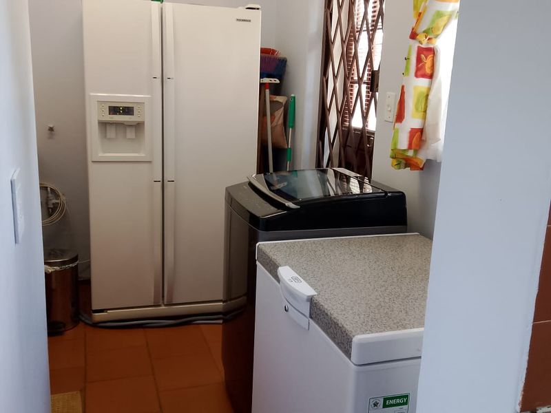 Massive yard family home - Photo 5