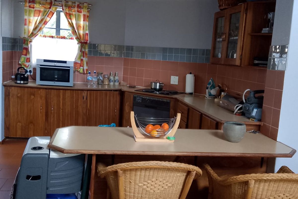 Massive yard family home - Photo 2