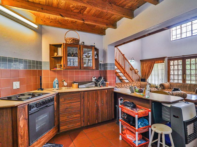 Massive yard family home - Photo 4