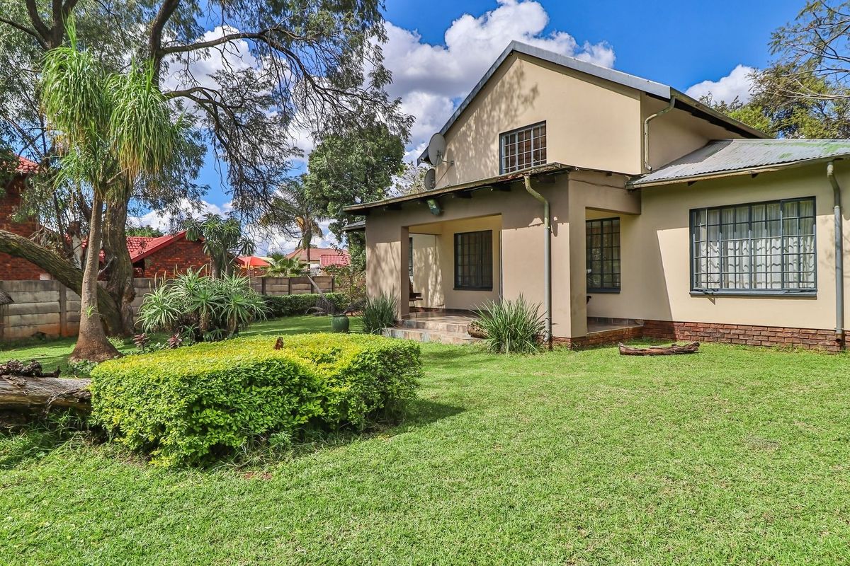 Massive yard family home - Photo 2