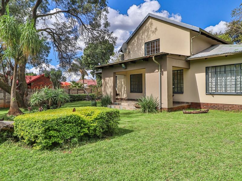 Massive yard family home - Photo 2