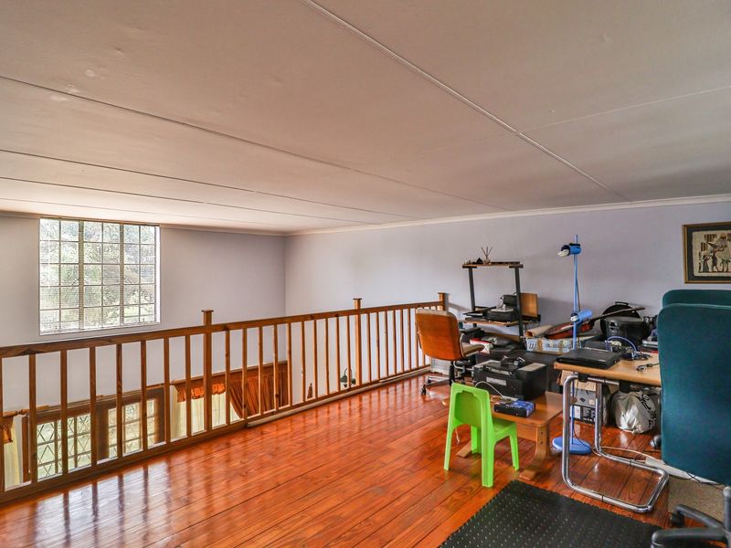 Massive yard family home - Photo 10