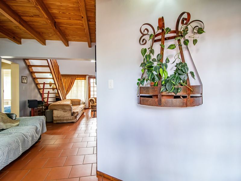 Massive yard family home - Photo 5