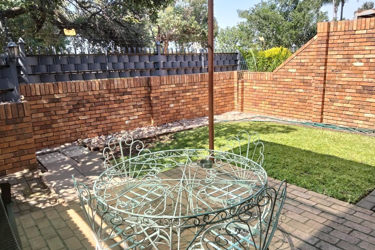 3 Bedroom duplex in sought after complex. - Photo 3