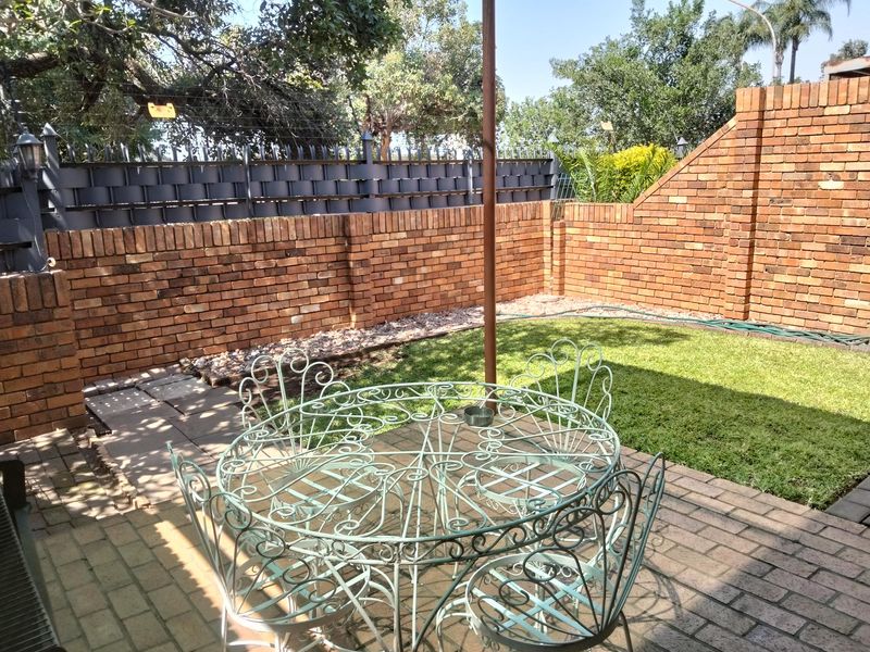 3 Bedroom duplex in sought after complex. - Photo 3