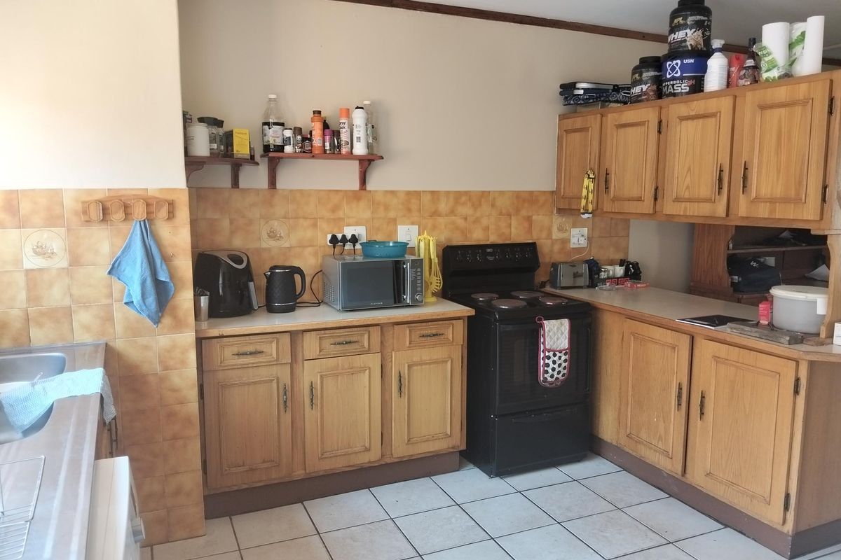 3 Bedroom duplex in sought after complex. - Photo 5