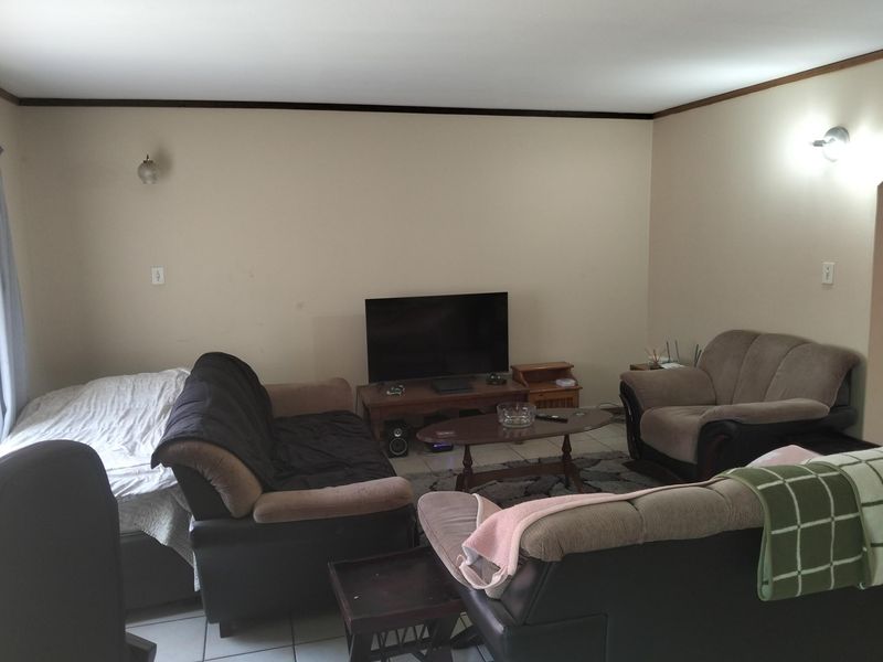 3 Bedroom duplex in sought after complex. - Photo 9