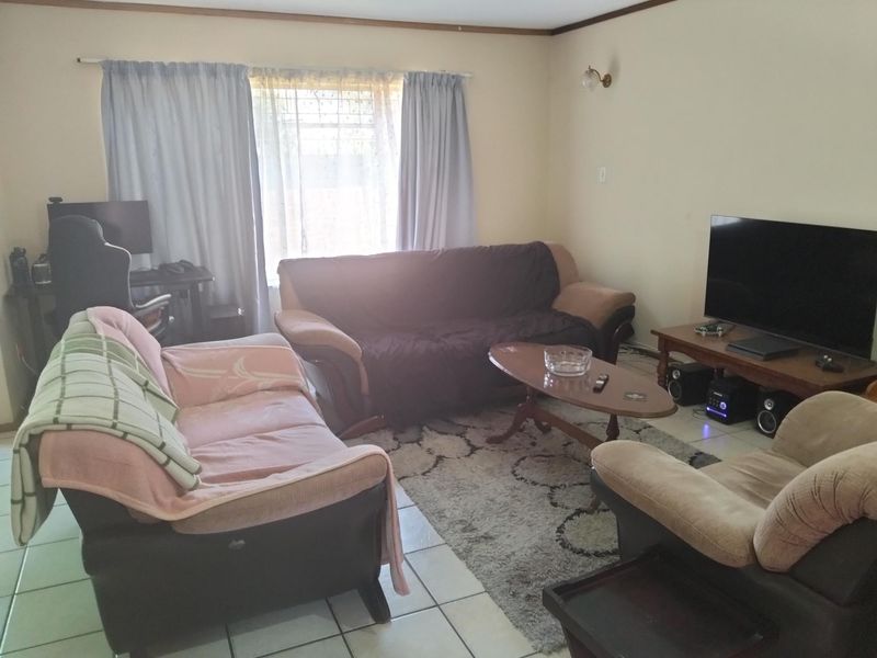 3 Bedroom duplex in sought after complex. - Photo 8