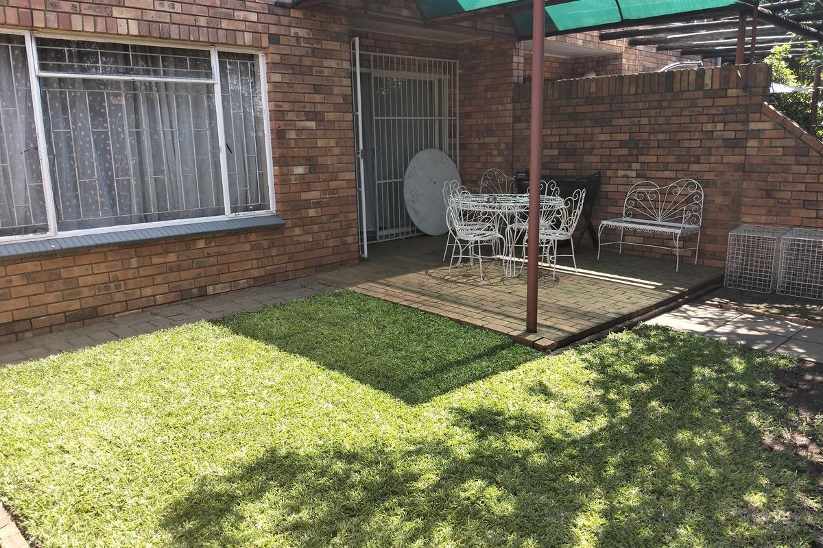 3 Bedroom duplex in sought after complex. - Photo 2