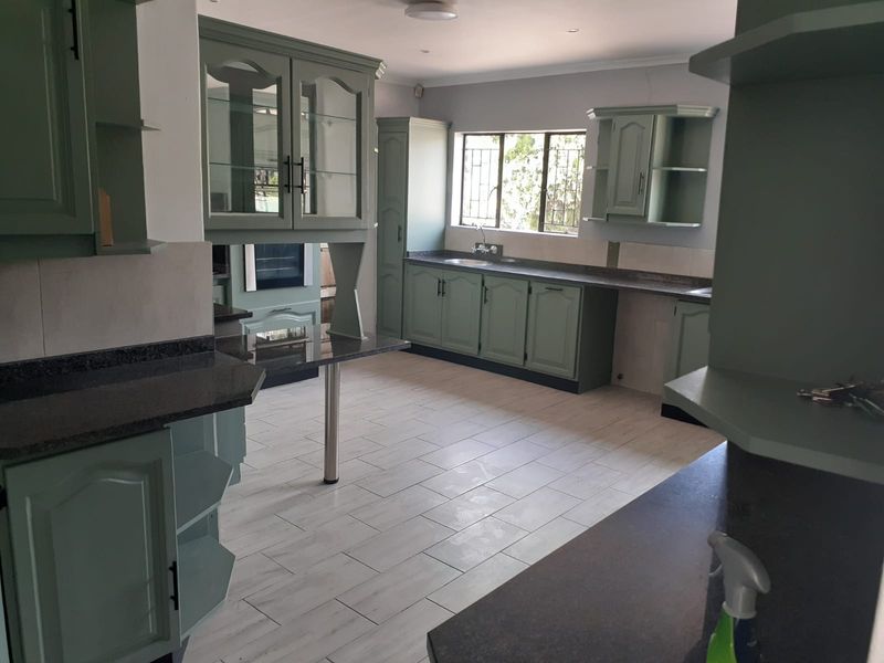 5 Bedroom Family Home with Pool, Lapa Entertainment Area and Ample Parking in Kenmare - Photo 2