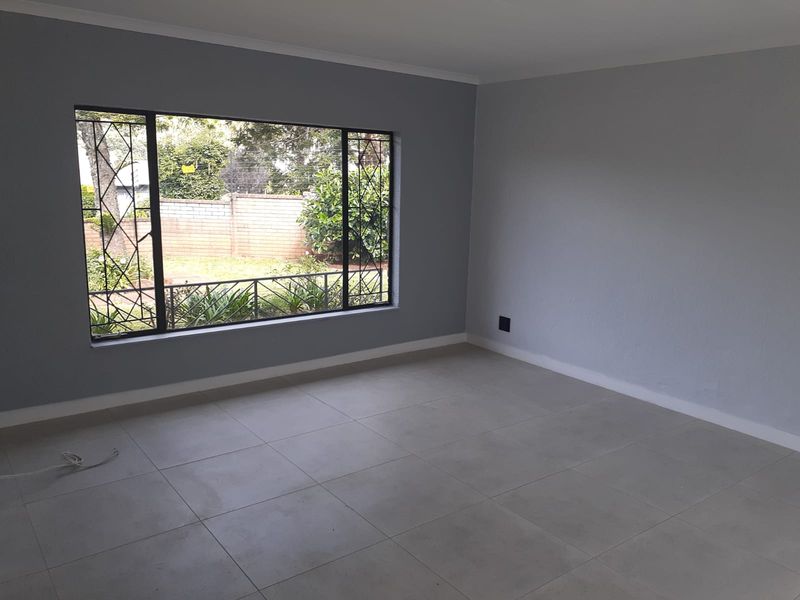 5 Bedroom Family Home with Pool, Lapa Entertainment Area and Ample Parking in Kenmare - Photo 9