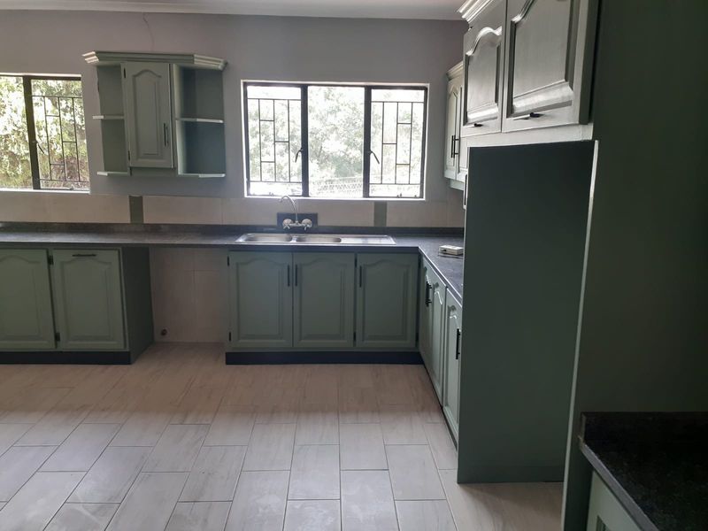 5 Bedroom Family Home with Pool, Lapa Entertainment Area and Ample Parking in Kenmare - Photo 4