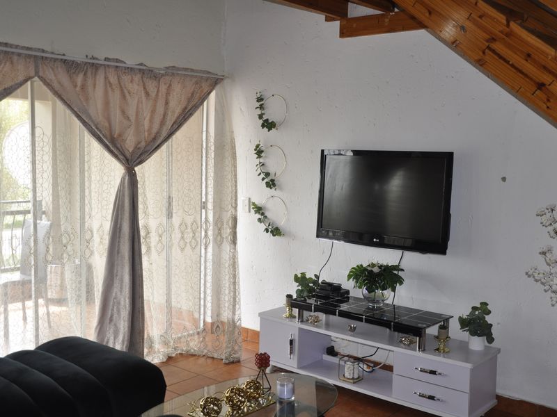 Loft Living with Views – Erand Gardens Gem for Investors & First-Time Buyers - Photo 1