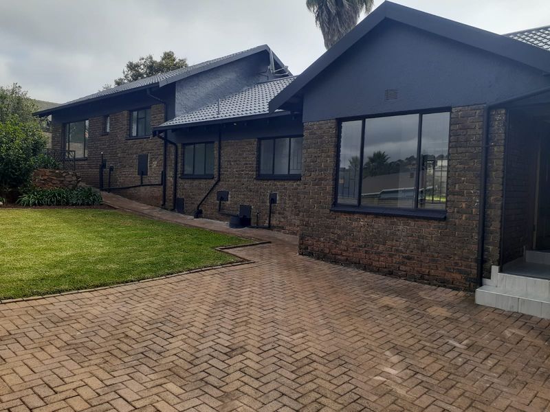 5 Bedroom Family Home with Pool, Lapa Entertainment Area and Ample Parking in Kenmare - Photo 1