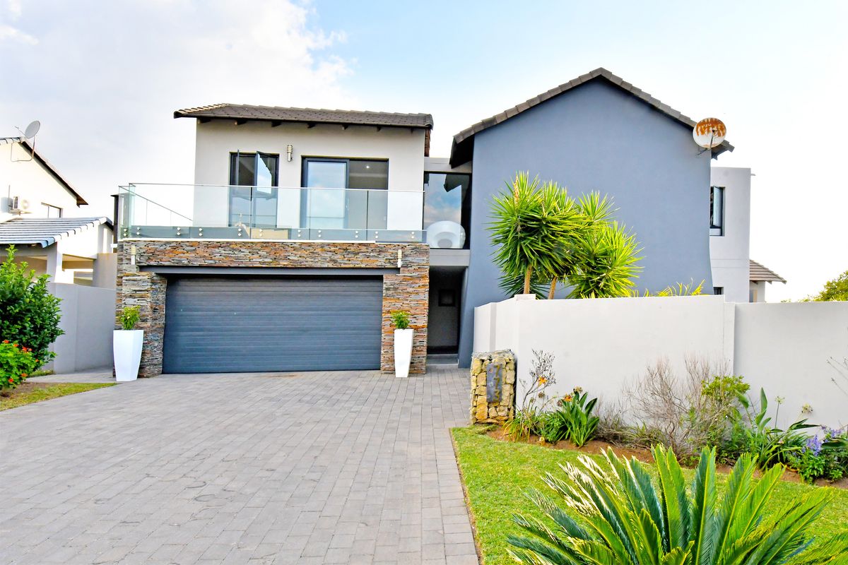 Elegant Double-Storey Family Home Overlooking Park in Secure Estate - Photo 3