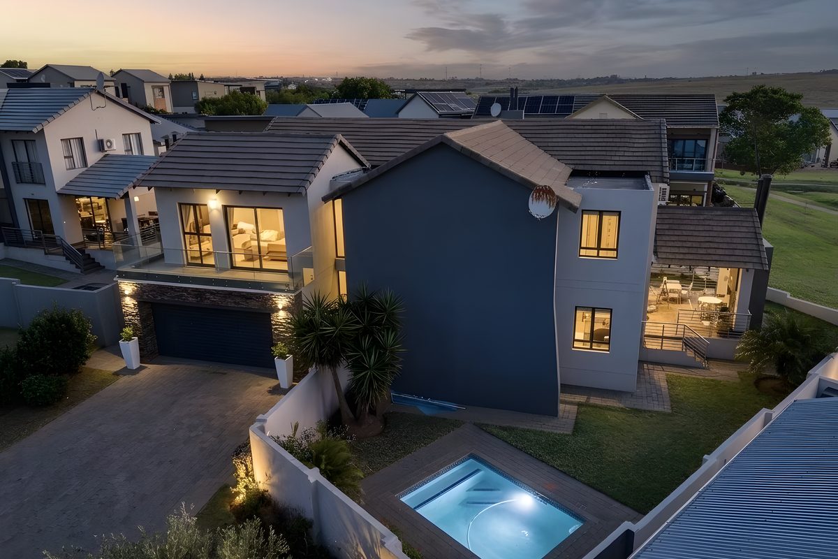 Elegant Double-Storey Family Home Overlooking Park in Secure Estate - Photo 2