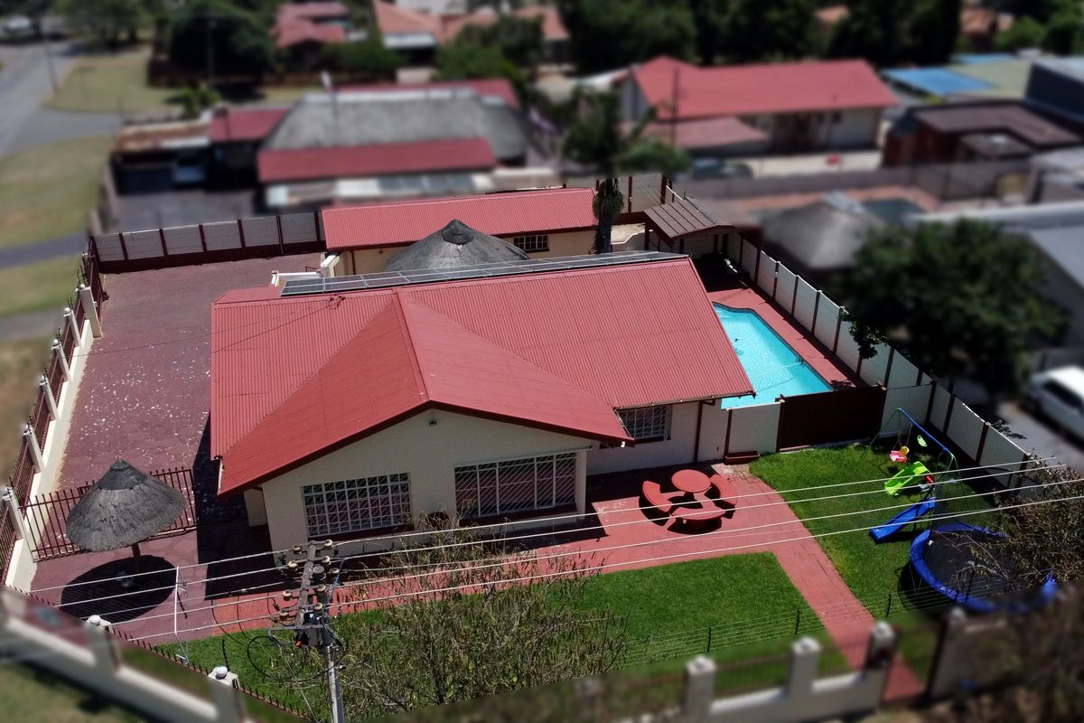 Modern Family Haven with Pool, and Borehole, a Corner Stand Gem - Photo 4