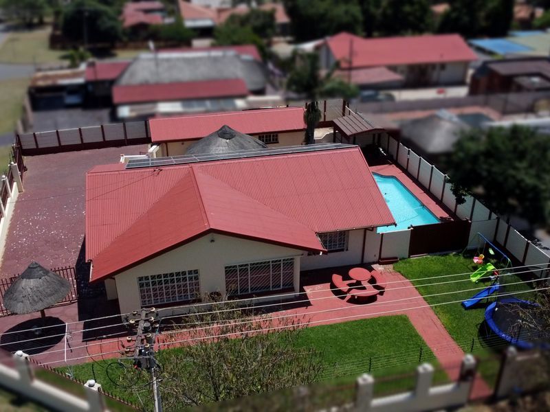 Modern Family Haven with Pool, and Borehole, a Corner Stand Gem - Photo 4