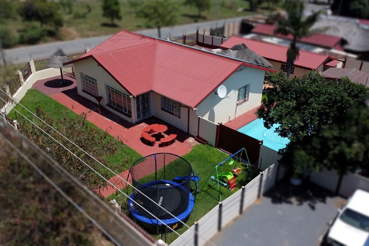 Modern Family Haven with Pool, and Borehole, a Corner Stand Gem - Photo 5