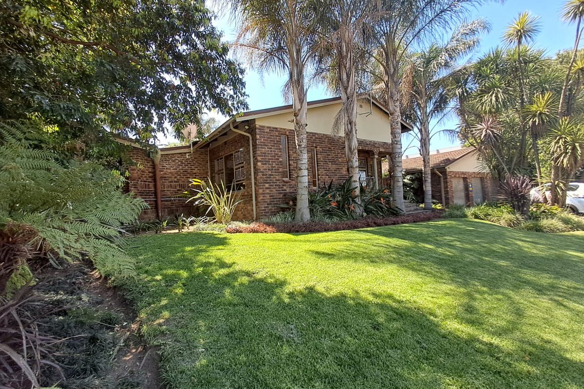 Cozy spacious 4 Bedroom House - Photo 2